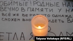 Зажженная свеча в память о жертвах авиакатастрофы А321