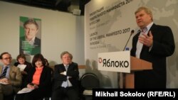 Сергей Митрохин выступает перед однопартийцами