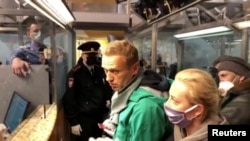 Алексей и Юлия Навальные на паспортном контроле в Шереметьево