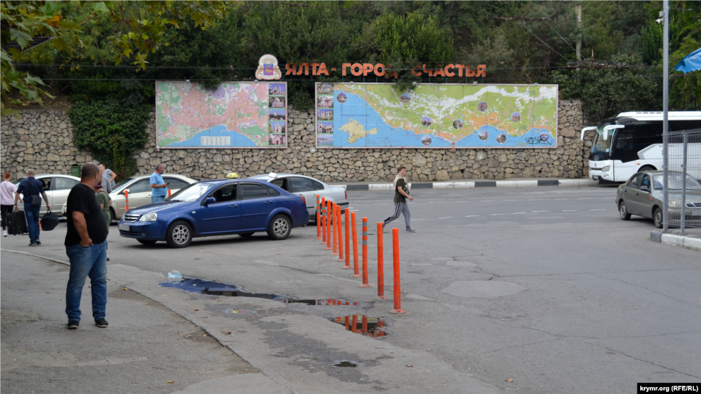 С целью ограничения парковки делиниаторы установили и на нижней платформе ялтинского автовокзала, но там таксисты просто выломали один из столбиков и продолжают парковаться у заезда на платформу 