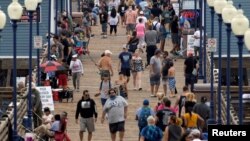 Malo ljudi nosi zaštitne maske na šetalištu u Californiji, juni, 2020. 