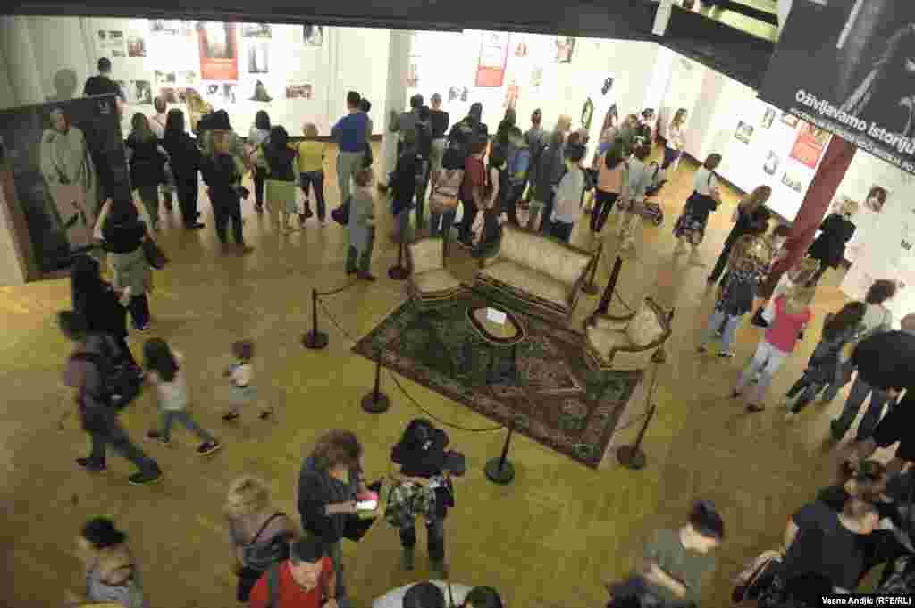 Umetnički paviljon Cvijeta Zuzorić bio je prepun posetioca koji su došli da pogledaju izložbu "Vladarke i supruge"