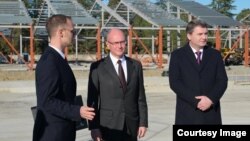 სერგეი კირიენკო (შუაში) აეროპორტის სარეკონსტრუქციო სამუშაოებს გაეცნო. 