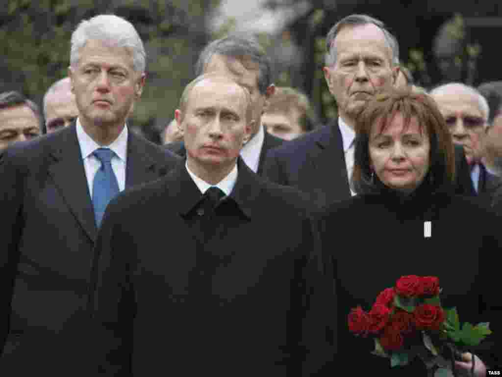 Președintele rus Vladimir Putin și soția sa, Lyudmila, participă la funeraliile lui Boris Elțîn, alături de foștii președinți americani Bill Clinton (stânga) și George Bush, la Moscova, în aprilie 2007.