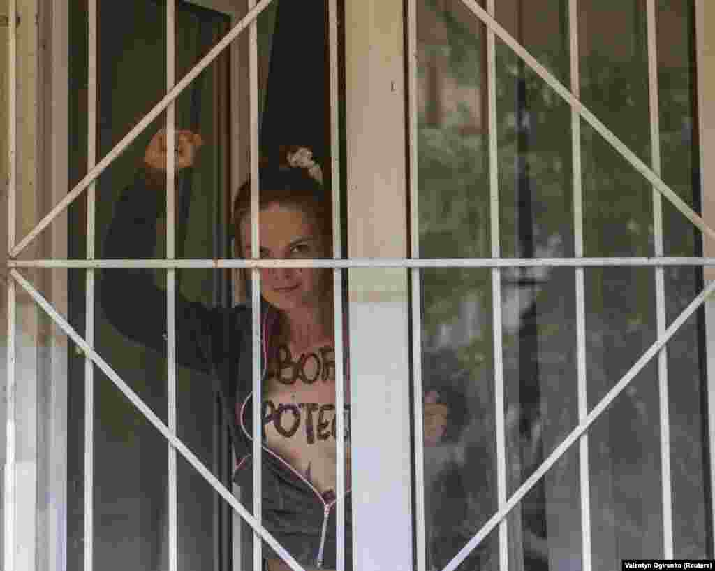 Шачко машет фотографу во время заседания суда в Киеве в 2013 году. 