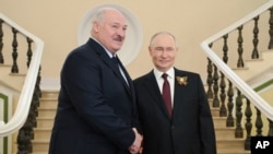 Lukašenko (lijevo) kod Putina u Moskvi, Rusija, maj 2025.