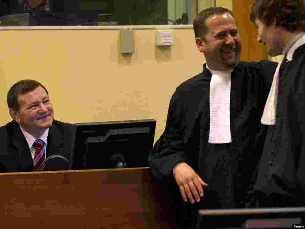 Mladen Markač u razgovoru sa svojim odvjetnicima, 15.04.2011. Foto: Reuters / Jerry Lampen