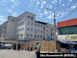 ასეა შემოღობილი მთელი სახლი, საიდანაც მცხოვრებლები უკვე გაასახლეს. 2025 წლის 15 ივლისი