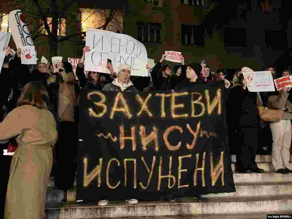 Predsednik Srbije Aleksandar Vučić saopštio je 11. decembra da će sva dokumentacija u vezi s rekonstrukcijom Železničke stanice u Novom Sadu biti objavljena. Ranije 12. decembra svi plenumi blokiranih fakulteta Univerziteta u Beogradu (SPBFUB) i beogradskog Univerziteta umetnosti saopštili su da te visokoškolske ustanove ostaju u blokadi do ispunjenja zahteva.