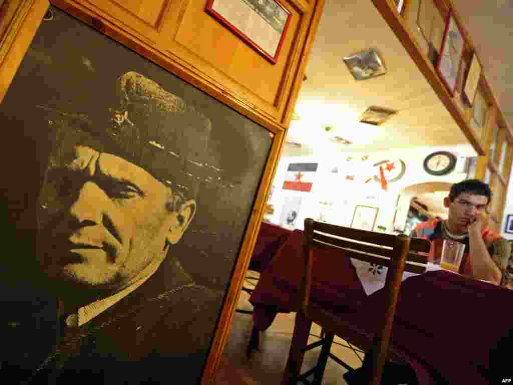 Portret Josipa Broza TIta u restoranu Korčagin u maju 2010. godine