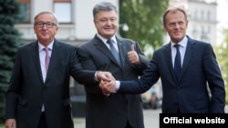 Президент України Петро Порошенко (посередині), президент Європейської ради Дональд Туск (праворуч), та президент Єврокомісії Жан-Клод Юнкер (ліворуч) у Києві 13 липня 2017 року