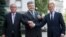Президент України Петро Порошенко (посередині), президент Європейської ради Дональд Туск (праворуч), та президент Єврокомісії Жан-Клод Юнкер (ліворуч) у Києві 13 липня 2017 року