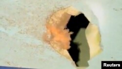 შედარებით დიდი ზომის დაზიანება AZAL-ის თვითმფრინავზე, რომლის ბოლოზე ათეულობით მსგავსი ხვრელი მოჩანს. ვარაუდობენ, რომ თვითმფრინავის კატასტროფის მიზეზი რუსეთის საჰაერო თავდაცვის რაკეტა იყო.