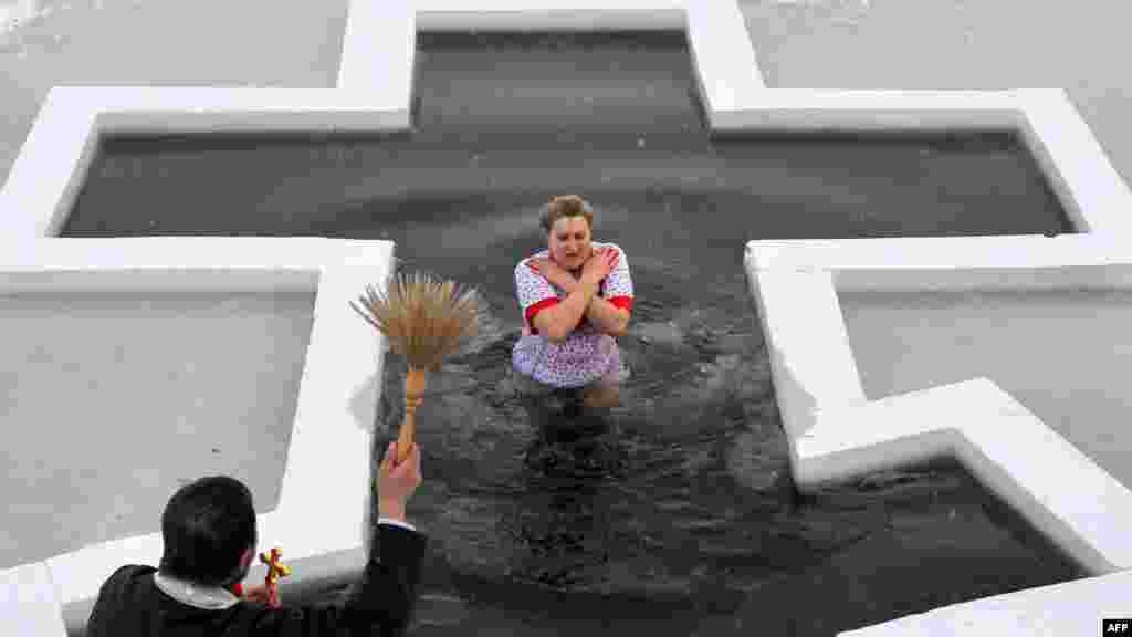 Bjelorusija - Tradicionalno uranjanje u ledenu vodu, na dan obilježavanja pravoslavnog blagdana Bogojavljenje, Minsk, 18. januar 2012. Foto: AFP / Victor Drachev