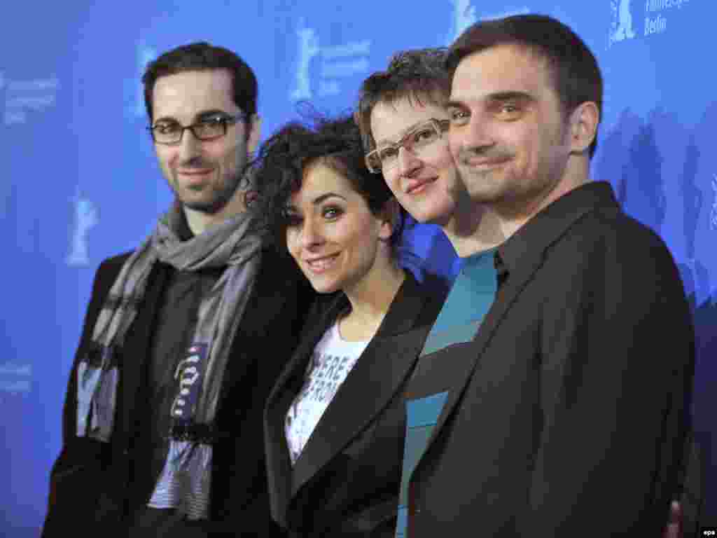 Ermin Bravo, Zrinka Cvitešić, Jasmila Žbanić i Leon Lučev dobro raspoloženi poziraju fotoreporterima.