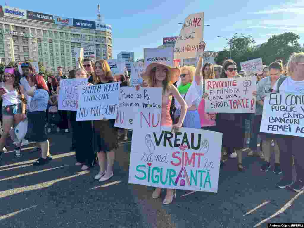 "Umorni smo od života u društvu koje toleriše nasilje usmjereno na žene iz siromašnih sredina, Romkinja ili onih koje se čine 'manje vrijednima' u očima društva", rekli su organizatori protesta.