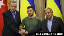 Президенти Туреччини та України Реджеп Ердоган (л) та Володимир Зеленський (ц) і генеральний секретар ООН Антоніу Ґутерріш, Львів, 18 серпня 2022 року