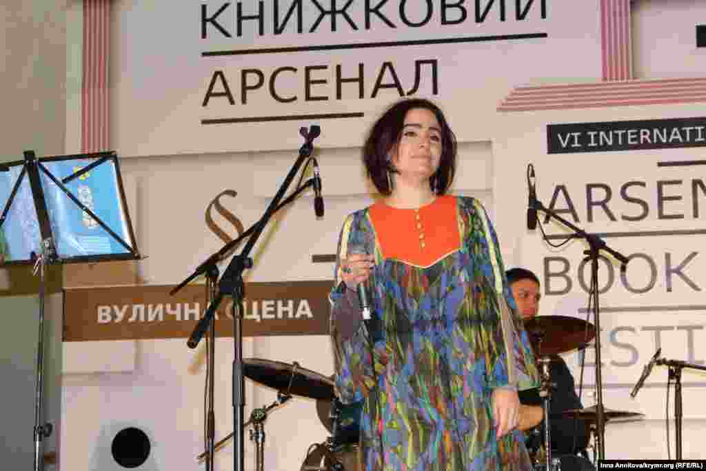 Як розповіли в перший день фестивалю організатори «Книжкового Арсеналу», в Україні відчувається підвищений інтерес до кримськотатарського мистецтва