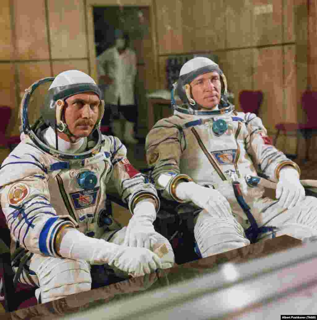 Космонавты Анатолий Береговой и Валентин Лебедев разговаривают с журналистами перед запуском в 1982 году. Некоторые из советских традиций существуют по сей день. Например, совместный просмотр перед запуском фильма "Белое солнце пустыни". 