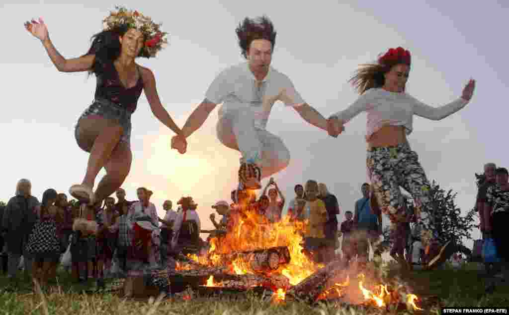 Стрибання через полум’я багаття під час відзначення Івана Купала. Київ, 6 липня 2018 року