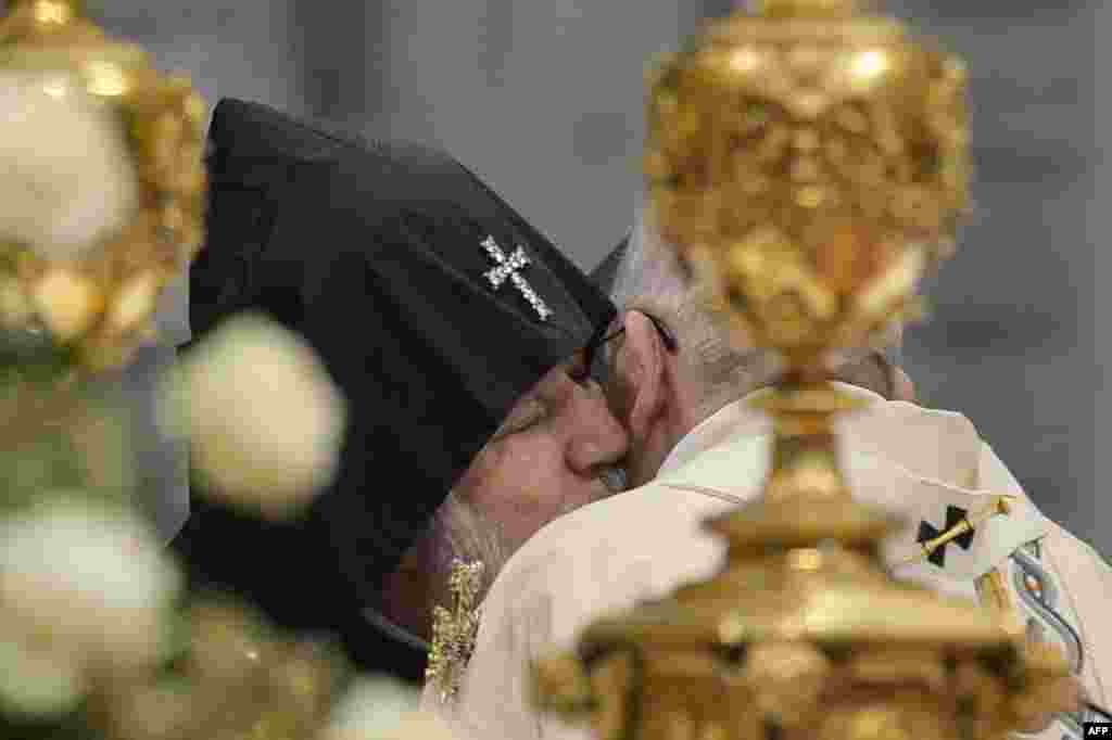 Теплые отношения у Папы Франциска сложились и с Гарегином II, Верховным Патриархом и Католикосом всех армян.  