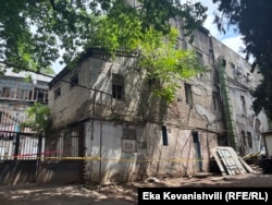 ასე გამოიყურება დადიანზე ჩამოგრეული სახლის უკანა მხარე