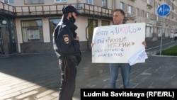 Денис Камалягин беседует с полицейским