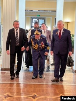 На этом фото можно увидеть трех подозреваемых по делу о попытке госпереворота: Рауля Лупу (крайний слева), Кристиана Атитиене (второй слева) и Штефана Матееску (крайний справа), сопровождающими 102-летнего отставного генерала Раду Теодору, руководителя заговорщиков