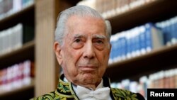 Mario Vargas Llosa purtând veșminte tradiționale ale Academiei Franceze și fotografiat pe 9 februarie 2023 în biblioteca Institut de France, înainte de a i se conferi titlul de membru al academiei.