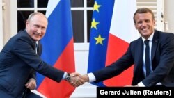 Putin and Macron in the village of Bormes-les-Mimosas in southeastern France on August 19.