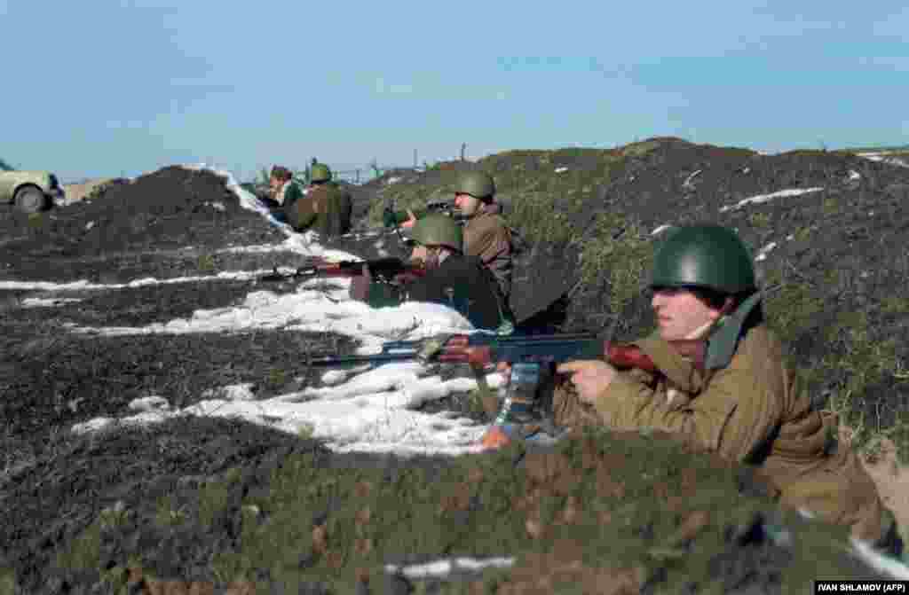 В декабре 1994 года шла подготовка к переговорам между российским президентом Борисом Ельциным и президентом самопровозглашенной Чеченской Республики Ичкерия Джохаром Дудаевым. Несмотря на заявления Москвы о том, что никакого силового решения не будет, вокруг Грозного были вырыты траншеи, чеченцы приготовились к сопротивлению. 11 декабря 1994 года  