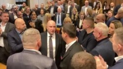 Gradonačelnik Novog Sada nije smenjen, incidenti i protest obeležili glasanje Gradonačelnik Novog Sada nije smenjen, incidenti i protest obeležili glasanje