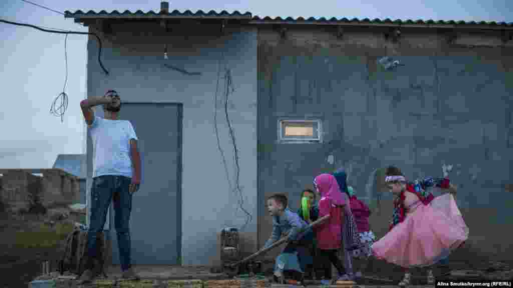 Дети наблюдают за чтением азана – призыва к молитве 