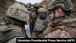 უკრაინის პრეზიდენტი ვოლოდიმირ ზელენსკი (ცენტრში) სამხედროებთან ერთად ფრონტის ხაზზე. ლუგანსკის ოლქში. 2021 წ. 8 აპრილი.