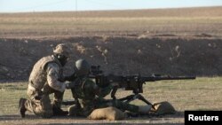 Британські військовослужбовці навчають вояків курдського воєнізованого формування Пешмерга на полігоні в Ербілі, Ірак, 5 листопада 2014 року