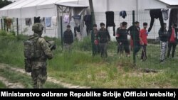 Vojska Srbije ispred prihvatnog centra Adaševci kod Šida