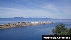 Hrvatska očekuje da će 1. siječnja sljedeće godine pustiti u rad plutajući terminal za ukapljeni plin u Omišlju na Krku, kojeg je Europska unija bespovratno financirala sa 101,4 milijuna eura