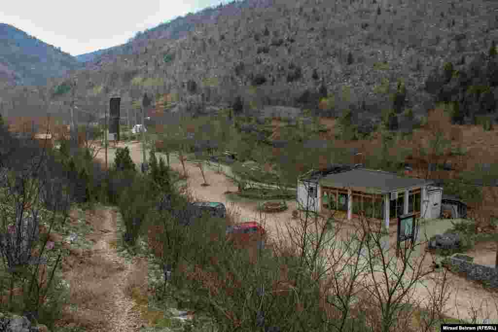 Eko centar Blagaj projekat je Omladinskog kluba &quot;Novi val&quot; iz mjesta Blagaj kod Mostara. Nevladina organizacija Omladinski klub &quot;Novi val&quot; pokrenut je 2001. godine, a Eko centar Blagaj 2007. godine, uz pomoć Španske međunarodne agencije za razvoj, te Black Vulture Conservation Foundation (Fondacija za očuvanje crnih lešinara) sa Mallorce (Majorke).