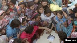 Rodbina na jednoj od sahrana ubijenih u eksploziji u Lahoreu, 28. mart 2016.