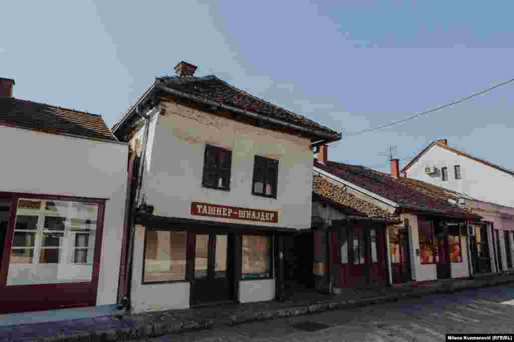 Objekat koji Valjevci nazivaju „Kriva kuća“ jer je nagnuta nad ulicom. Spratni deo u vidu doksata izlazi van regulacione linije ulice natkrivajući ulaz u poslovni i magacinski prostor. U konstruktivnom smislu kuća je bondručara sa ispunom od pritesanih daščica i blatnog maltera izmešanog sa plevom.