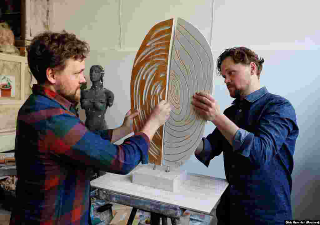 Braća Zigur pokazuju svojoj onlajn publici umetninu "Otisak". Komad je prodat za 500 dolara. Pobednik aukcije je, za Rojters, rekao da je lepo što su se ukrajinski umetnici setili da pokrenu takvu inicijativu tokom teških vremena. "Zato sam odlučio da ih pdoržim", rekao je kupac.   