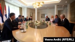 Poseta Milorada Dodika Beogradu sa delegacijom bh. entiteta Republika Srpska dešava se u trenutku kada politički predstavnici Srba u BiH bojkotuju rad federalnih institucija (Foto: Sastanak dveju delegacija u Beogradu, 4. avgusta 2021)