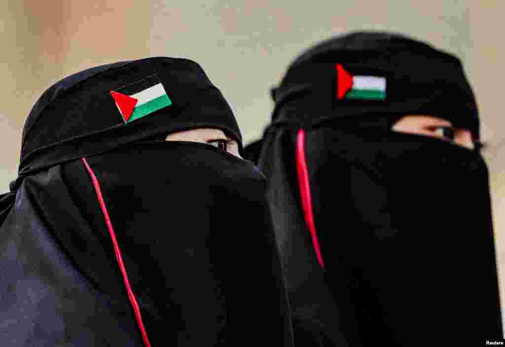 Žene koje na maramamaa nose palestinsku zastavu za vrijeme protesta u Kuala Lumpuru, Malezija, 24. avgusta 2025.