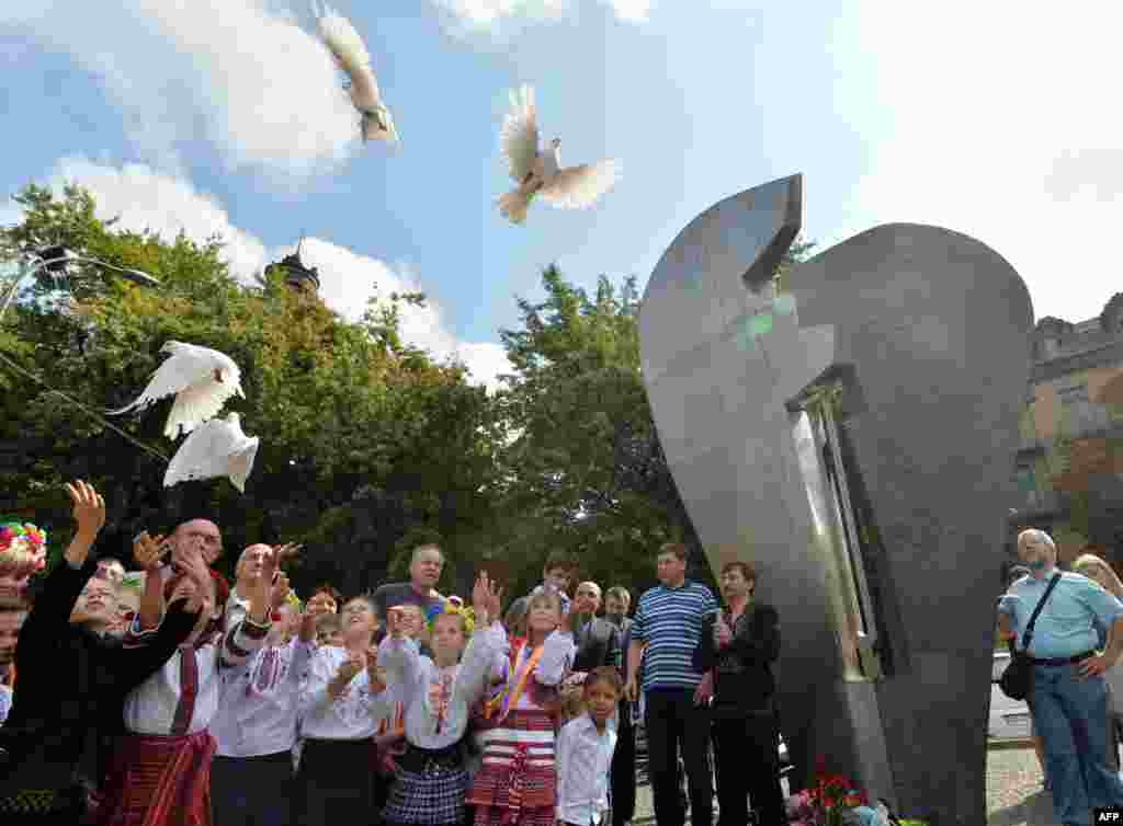На мемориале жертвам террора в центре Киева выбиты слова заповеди "Не убий!" на 120 языках мира