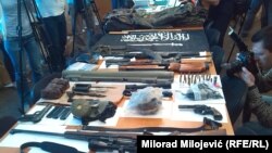 Zaplijenjeno oružje i ostali oduzeti materijal prikazan na press konferenciji Specijalnog tužilaštva RS o akciji Ruben