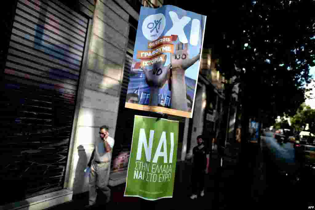 Плакаты, призывающие греческих избирателей голосовать "ДА" и "НЕТ" на референдуме.  