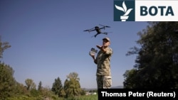 Një roje kufitare ukrainase përdor dron për të parë nëse ka kalime ilegale të kufirit me Rumaninë. 