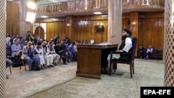 ذبیحالله مجاهد، سخنگوی گروه طالبان، در یک کنفرانس خبری اسامی اعضای دولت جدید افغانستان را اعلام کرد.