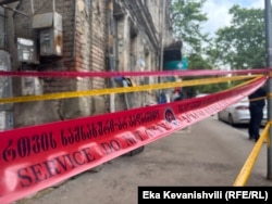 კორპუსი ყველა მხრიდან ლენტებით არის შემოსაზღვრული და როგორც გვითხრეს, მას მალე მყარ ღობეს შემოარტყამენ