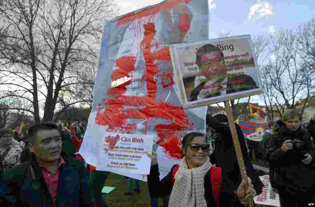 Одна из надписей на плакате "Уходи из Вьетнама"